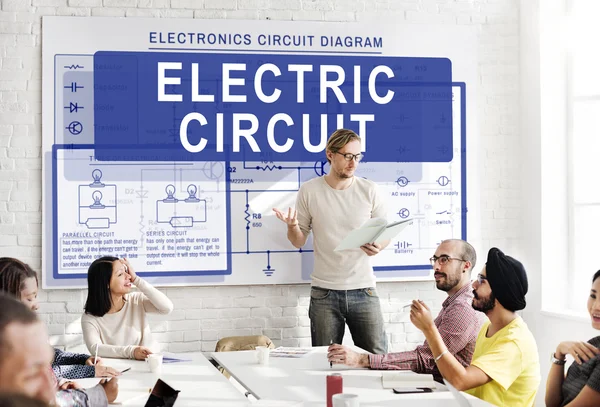 Zakelijke bijeenkomst met elektrische circuit — Stockfoto