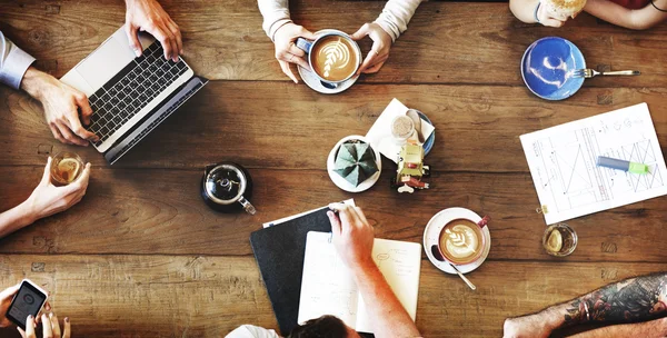 Menschen sitzen bei Kaffee am Tisch — Stockfoto