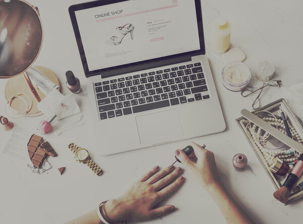 Женские руки и ноутбук
