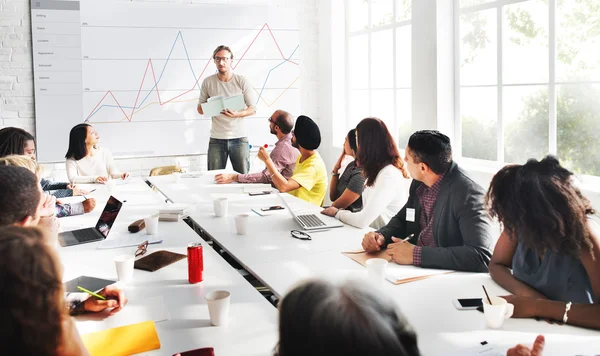 Ofiste çalışan iş adamları