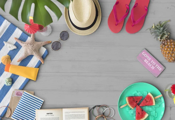  şapka, gözlük, ahşap arka plan üzerinde kitap 