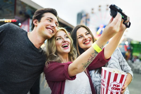 Amigos se divierten en Parque de Atracciones —  Fotos de Stock