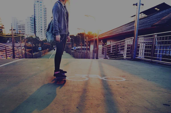Jovem patinadora Caminhando na rua — Fotografia de Stock