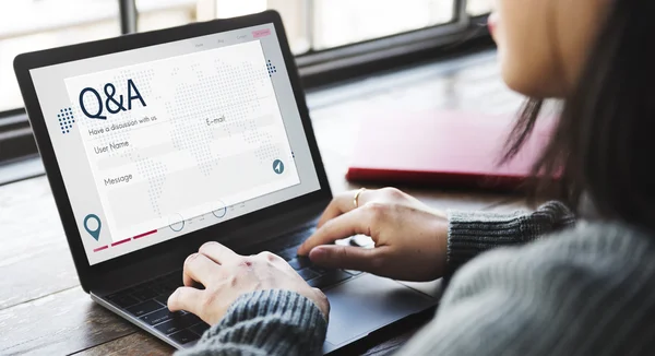 Junge Frau mit Laptop im Café — Stockfoto