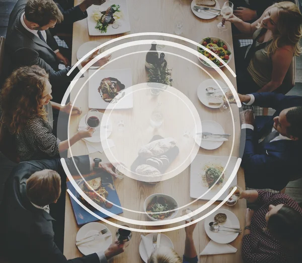 farklı insanlar yemek yiyorsunuz