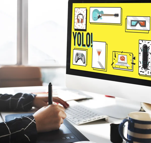 kişi bilgisayar ile çalışma 