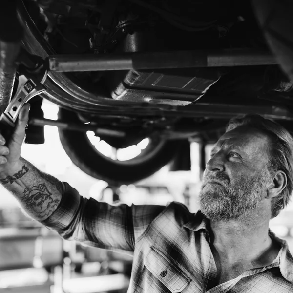 Mechanik samochodowy w garażu — Zdjęcie stockowe