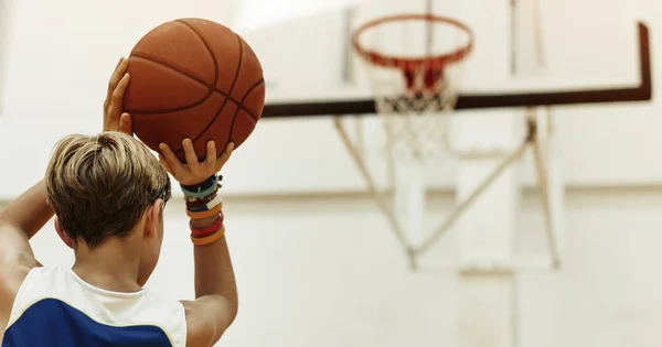 Chlapec hraje basketbal — Stock fotografie