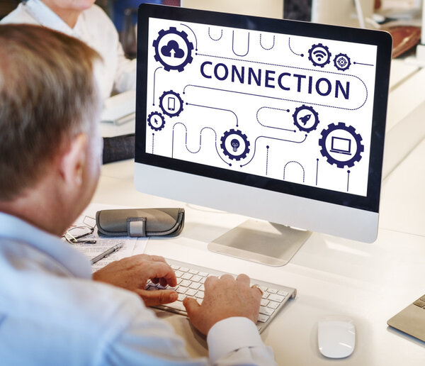 Зрелый бизнесмен, работающий за компьютером