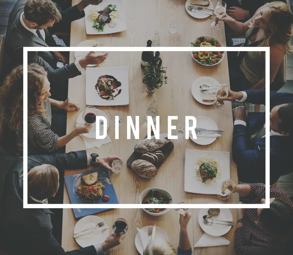 Olika människor har middag tillsammans — Stockfoto