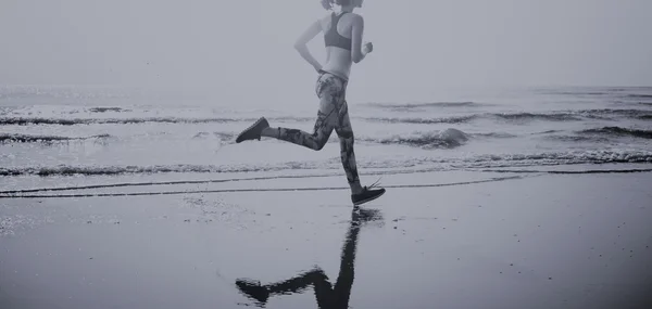 Γυναίκα κάνει αθλητισμό ασκήσεις στην παραλία — Φωτογραφία Αρχείου