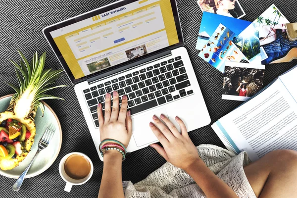 Mulher em férias trabalhando com laptop — Fotografia de Stock