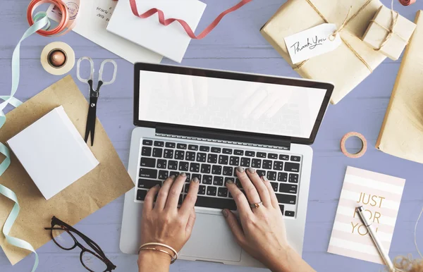 Ragazza che lavora con il computer — Foto Stock