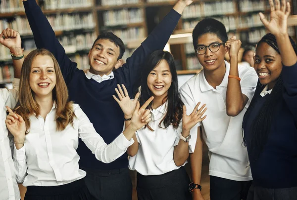 Diversiteit en gelukkige studenten samen — Stockfoto