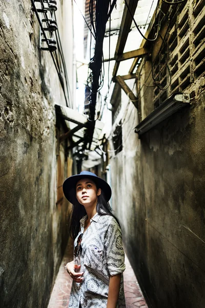 Aziatisch meisje lopen op straat — Stockfoto
