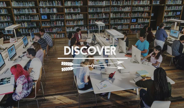 Elever använder datorer i biblioteket — Stockfoto