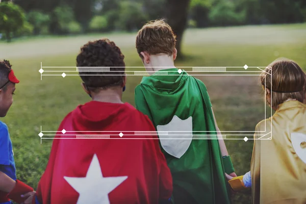 Super-heróis crianças jogar juntos — Fotografia de Stock