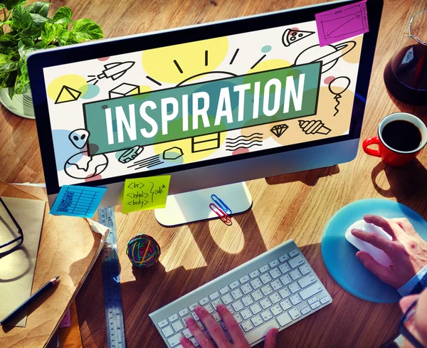 Bilgisayar kullanan adam