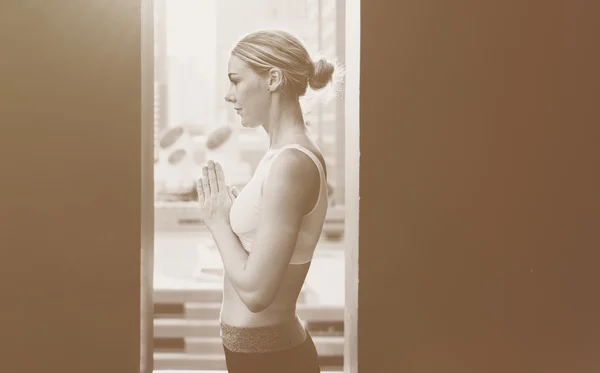 Conceito de prática de Yoga de mulher — Fotografia de Stock
