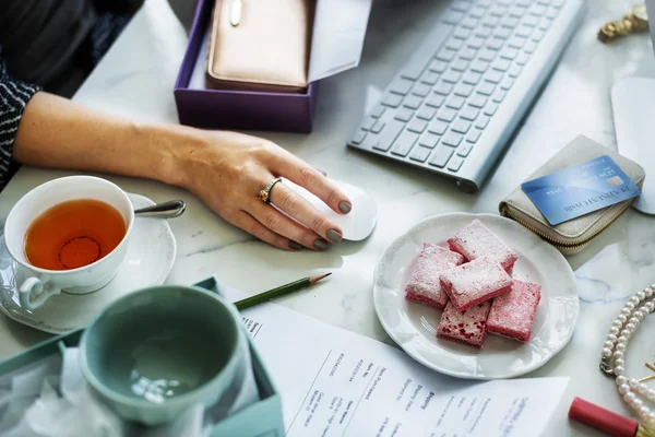 Mädchen arbeitet mit Computer — Stockfoto