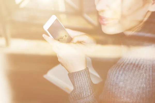 Vacker kvinna med mobil — Stockfoto