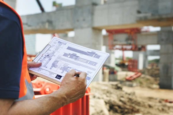 Construcción Trabajador que permanece en el sitio de construcción — Foto de Stock