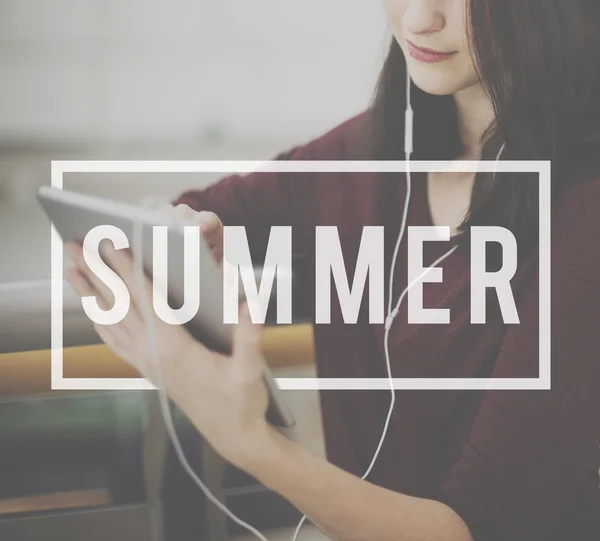 Flicka lyssnar musik med telefon — Stockfoto