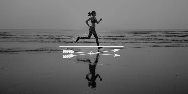 Vrouw sport beoefening op strand — Stockfoto