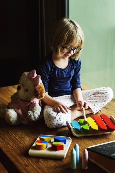 Niña jugando en xilófono — Foto de Stock