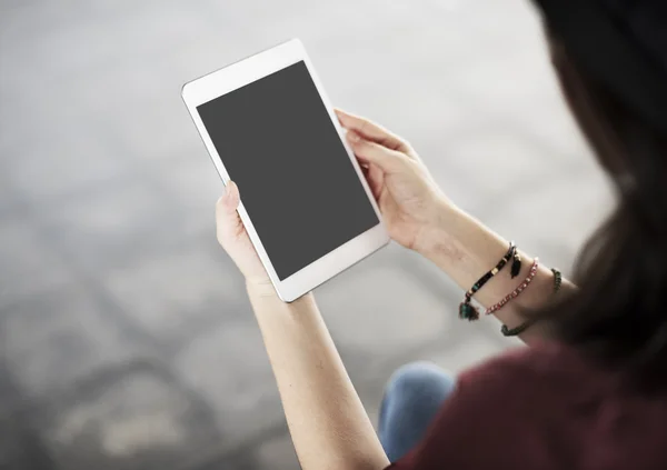 Flicka håller TabletPC — Stockfoto