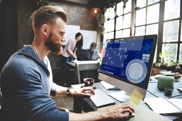 Man aan het werk met de computer in kantoor — Stockfoto