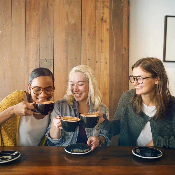 Женщины пьют кофе — стоковое фото
