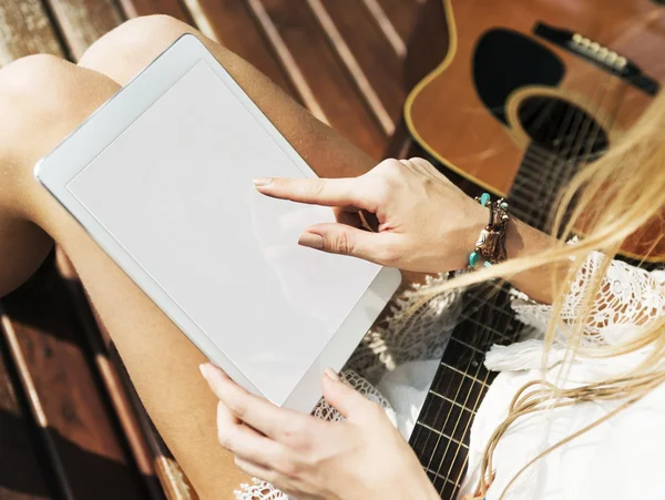 Menina com guitarra e tablet digital — Fotografia de Stock