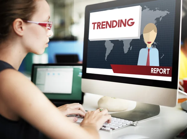 Geschäftsfrau arbeitet mit Trending am Computer — Stockfoto