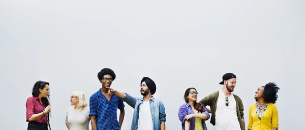 Grupo de pessoas diferentes posando — Fotografia de Stock