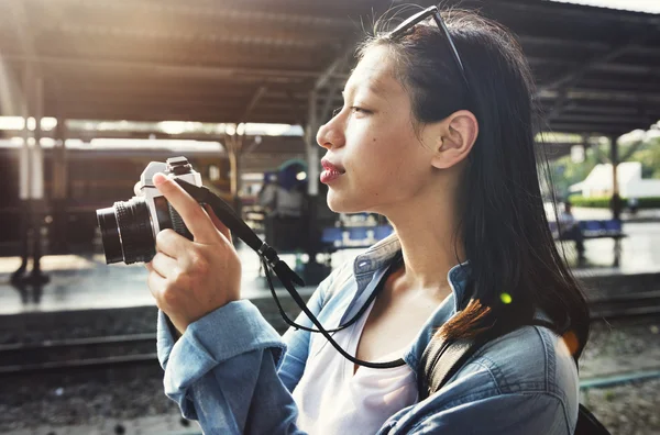 Frau mit Kamera unterwegs — Stockfoto