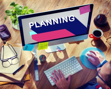 Bilgisayar kullanan adam 