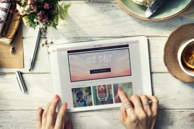 Dijital tablet tutan kadın