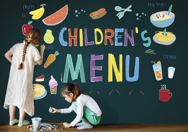 Yazı tahtası üzerinde çizim çocuklar