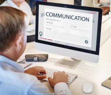 Olgun iş adamı bilgisayarda çalışıyor.