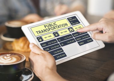 kafede tablet pc tutan kişi