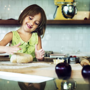 çerez hamur yoğurma kız