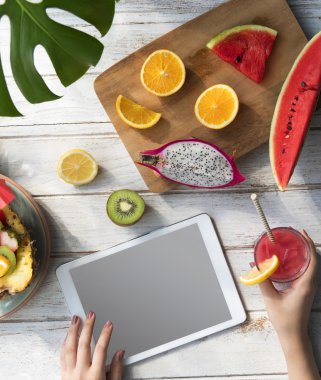 Kadın dijital Tablet ile soğutma