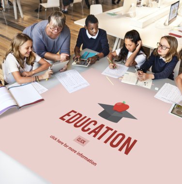 öğretmen çocukların grup ile