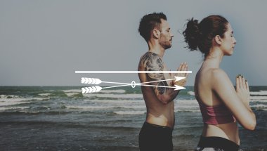 İnsanlar plajda spor egzersizleri yapıyor