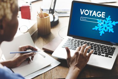 Dizüstü bilgisayarla çalışan kadın