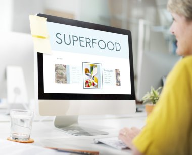 Ofisinde bilgisayarı olan kadın.