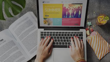Laptop ile çalışma tatil kadında