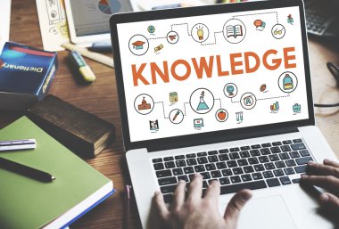 laptop ile çalışan kişi