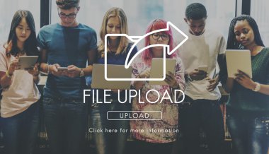 Dijital cihazlar kullanan öğrenciler 